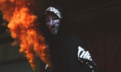 이것이 엘론 머스크가 비트 코인 트윗에 직면 한 결과입니까?  익명이 '우리를 기대하세요'라고 말합니다.